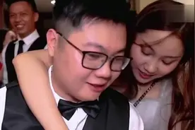 四川妹子打工远嫁广东小伙，新娘太漂亮了，上车就忍不住亲一口