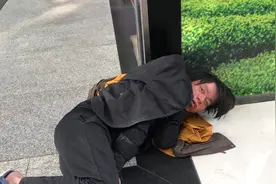 一流浪汉躺在冰冷的大街上，看看谁认识，位置珠海香洲区视频封面