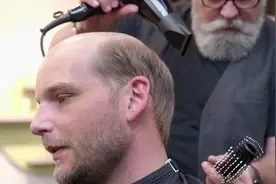 别瞧不起地中海大叔，做好发型比你还帅！视频封面