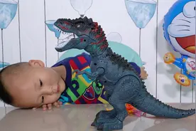 有趣的电动霸王龙，边走路边下蛋，哈哈霸王龙要不要面子啊！