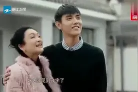 综艺日常：陈红去机场接陈飞宇，这双眼睛太像妈妈了，温柔又多情