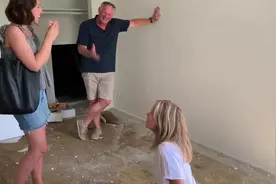 老两口得知儿媳怀孕并且还是双胞胎时，婆婆的反应让人感动视频封面