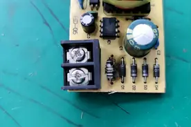 本来输入220V的开关电源，如果接上380V的电压会烧掉哪些元件呢视频封面