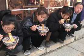 北方人吃面一定要蹲着吃才有仪式感，解锁biangbaing面的终极吃法