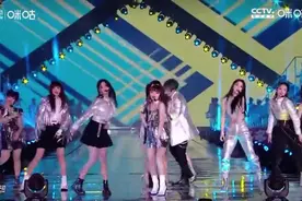 火箭少女101跨年现场，杨超越一跳舞，孟美岐傅箐也救不回来了！视频封面