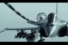 空中“穿针引线”！KC-10空中加油机为“阵风”战机加油视频封面
