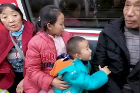 从太平老街坐地铁去橘子洲头，外甥第一次坐地铁，对什么都好奇