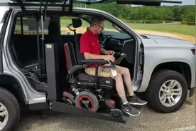 残疾人专用汽车，连轮椅一起开到车里，这配置真是太方便了