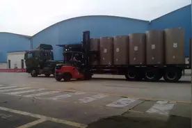 抱夹叉车卸原纸，一车纸2个人10分钟搞定，这速度无人能比视频封面
