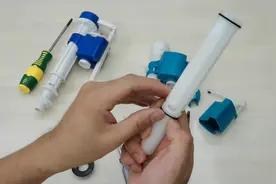 马桶坐便器配件进水阀拆解教学，找到防倒流装置视频封面