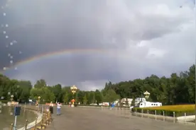 太阳雨后，布达拉宫广场东面惊现彩虹。你知道彩虹形成的原理吗？
