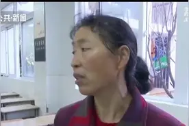 55岁外婆做“同桌”陪孙女上学，学校也同意？咋回事视频封面