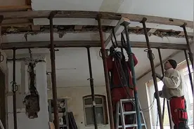 几十年的老房子改造加固，专业团队用钢梁代替木梁增加牢固度视频封面