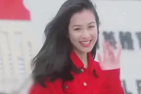 49岁钟丽缇终于怀上了？手捂小腹，孕肚凸起，为了张伦硕真是拼了视频封面