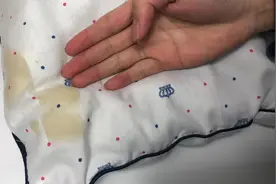 不管枕芯多脏多黄，教你一招，不用一滴洗衣液，洗完和新的一样