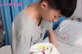 16岁的哥哥，第一次抱刚出生的妹妹，这反应又是一个宠妹狂魔！