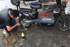 电动车刚出新规定，东莞美女的车子就爆胎了，这该如何是好？