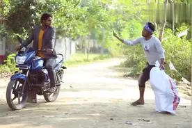 印度拍视频是这样拍的，也很搞笑。不一样的幽默