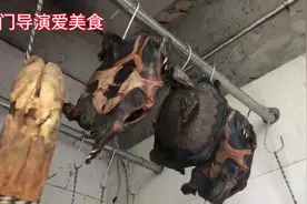 大厨把甲鱼腌制风干后，用温水泡2小时加豆腐炖40分钟，鲜美至极