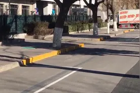 在北京路边停车位旁画黄线的停车会被记3分罚200元视频封面