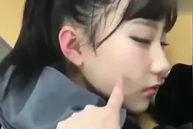 上课时候女同桌睡着了，我就偷偷拍了她，女孩子熟睡的样子好美噢