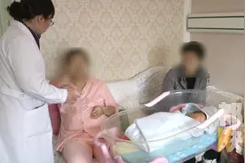 产妇出租屋内产子 全程独自忍痛接生 爱心医院免费提供产后救助视频封面