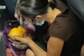 实拍深圳地铁一女子蹲车厢用刀削芒果吃，网友：刀怎么带上来的？