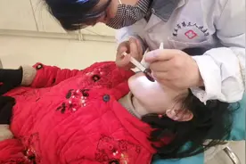 农村媳妇去拔牙，全程不用五分钟，这技术必须给点个赞！