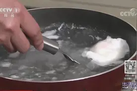 生活圈：想要卧出完整的鸡蛋，大厨教您一招就能搞定，完整又好看