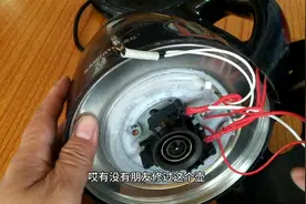朋友们电热水壶下面坏了怎么拆下来,有知道麻烦告诉一下