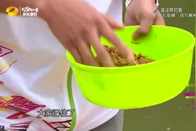 就这样钓鱼：为了不让饵料入水脱落，打粘是必备的过程之一