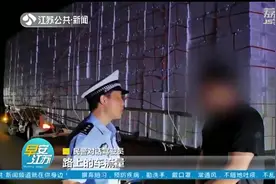 3米小货车变身“巨无霸”，货物超出车身三倍多，交警不淡定了！视频封面