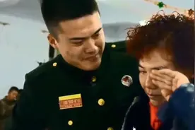 当兵八年未回家，转身之后看见母亲，坚强的军人瞬间泪崩！