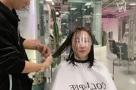 圆脸小姐姐额头的头发有点卷，又是沙发，剪了刘海后，气质变了