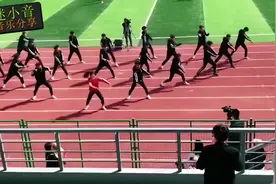 贵州一男老师运动会上火了，C位带队全班跳神曲，网友：文舞全双视频封面