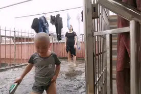 广州连续下2天的大雨，楼顶涨水了，宝妈带宝宝去玩楼顶版的池塘