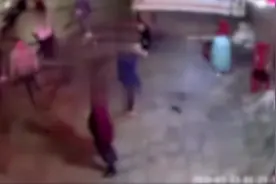 因一张桌上吃饭引纷争？女子遭男子推倒后一群人冲了出来视频封面