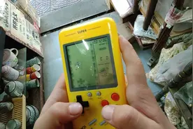 80后的童年复古游戏机，8岁的儿子玩的津津有味，18块钱一个。视频封面