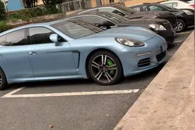 华强北档口老板这么土豪？别不信，看看停车场停满豪车！视频封面