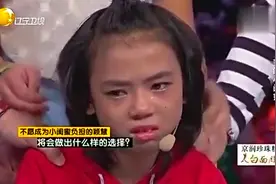 女孩残疾，闺蜜不离不弃十八里山路背着她去上学，感动全场！视频封面