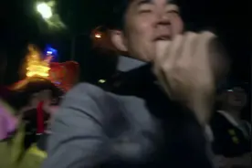 任贤齐抬着妈祖金轿和人流一起向前，感受了解妈祖文化视频封面