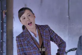 烽火抗大：太惨了！修车工帮美女拿汽油，出来摩托车竟不见了图片