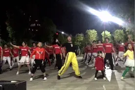 4小孩广场领跳热舞，一曲《饿狼传说》超级劲爆，嗨翻全场