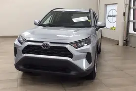 2020款丰田Rav4四驱到店，就喜欢这个银色版，淡定