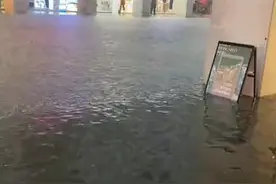 大雨致厦门中山路成“河”部分商户被淹，刚提升改造的排水系统遭网友质疑图片