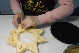 在家也能做大厨 今天教大家制作千层手撕椰蓉面包，可好吃了