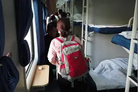 火车到站，实拍卧铺旅客收拾行李箱下车视频封面
