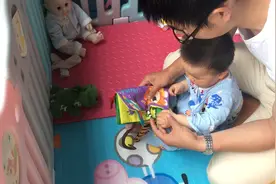 10个月的宝宝是怎么爱上读书的？这个习惯，要一直保持啊