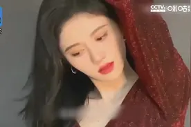 鞠婧祎妈妈美过女儿！年轻时旧照五官精致 网友：难怪她这么好看