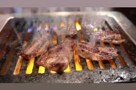 听说是价格不菲的A5级别牛肉，在那滋滋冒油一刻，瞬间感觉饿了。视频封面